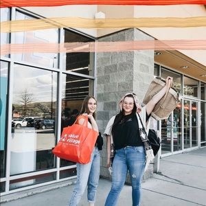 Meet your Poshers, the Schip Sisters